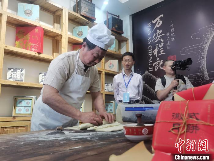 徽式月饼制作技艺非遗传承人正在展示技艺。 张强 摄 徽式月饼制作技艺非遗传承人正在展示技艺。 张强 摄