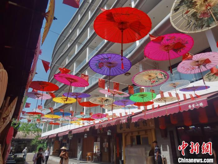 齐云小镇徽州油纸伞显示区。 张强 摄 齐云小镇徽州油纸伞显示区。 张强 摄