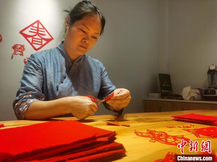 安徽省非遗徽州剪纸传承人吴笑梅正在创作。 张强 摄 安徽省非遗徽州剪纸传承人吴笑梅正在创作。 张强 摄