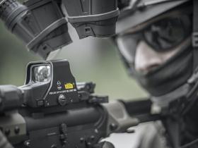 科索沃北部紧张局势升级 塞尔维亚检阅部队